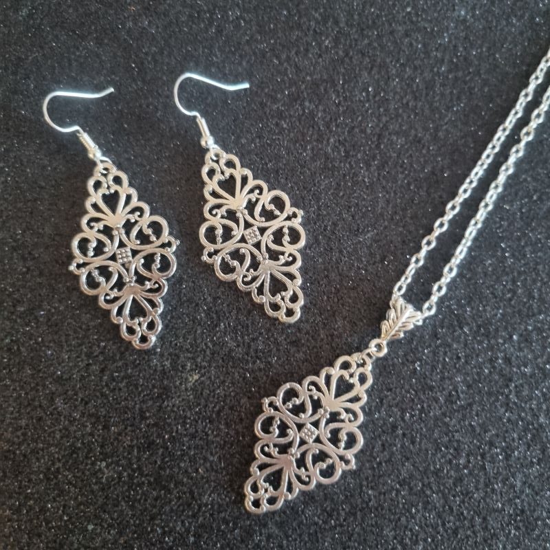 Pendants & Chains