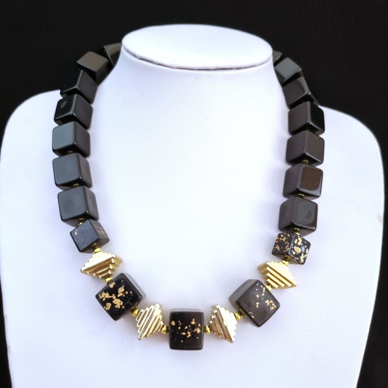 Chunky black bead necklace hotsell